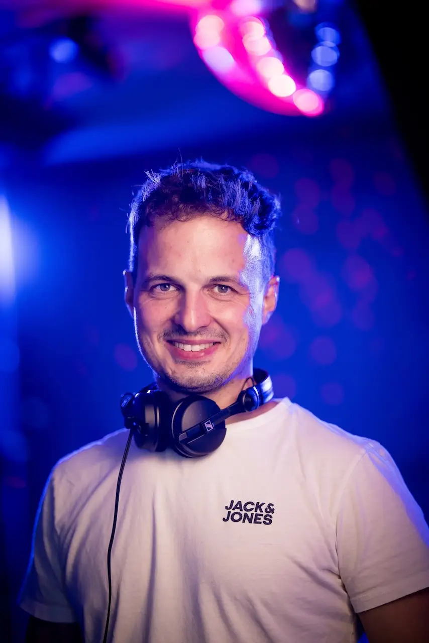 DJ Jimmix auf Hochzeit in Würzburg am DJ Pult